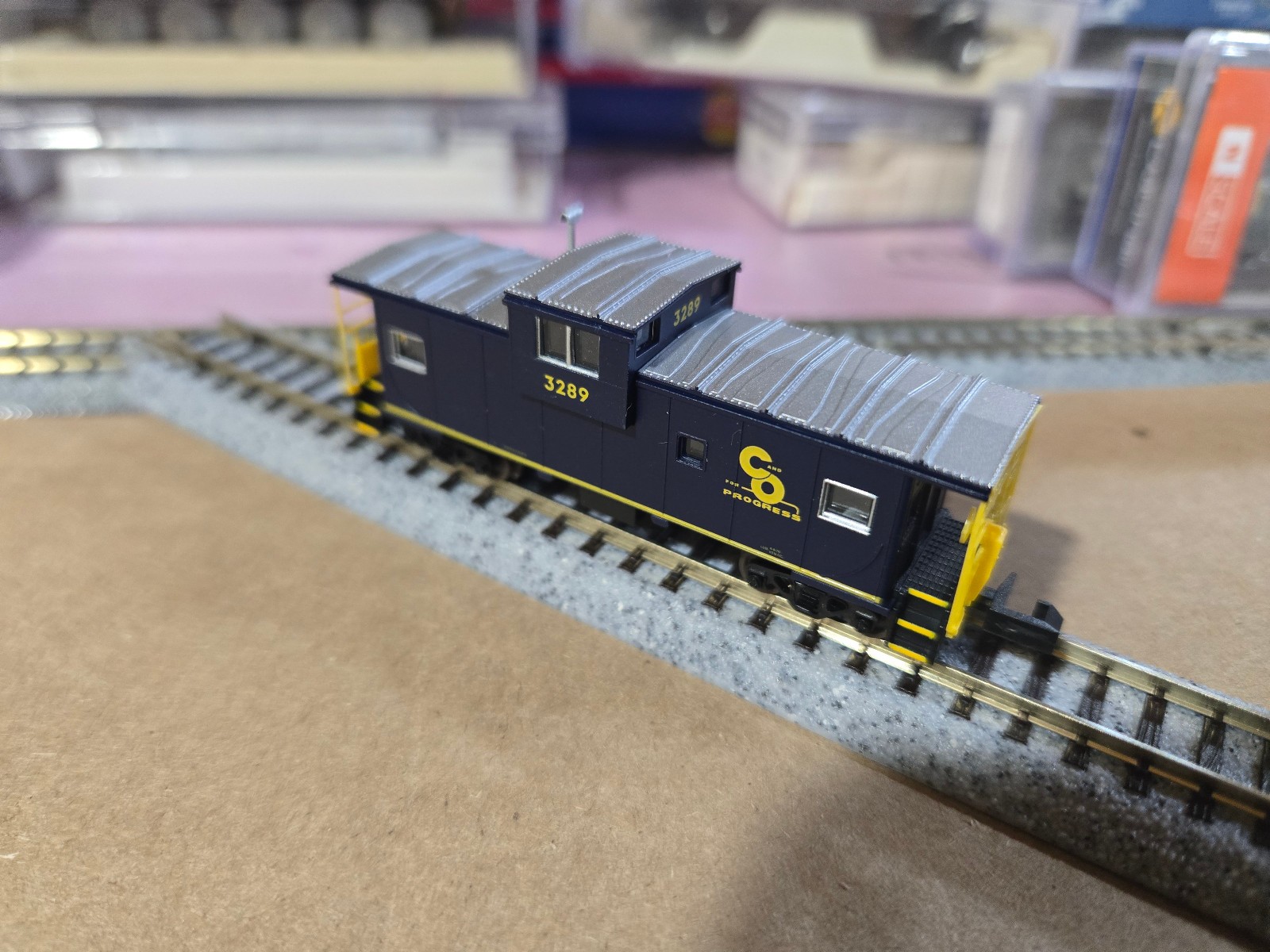 N Scale Chesapeake & Ohio 3289 Caboose Extended Wide Vision with box