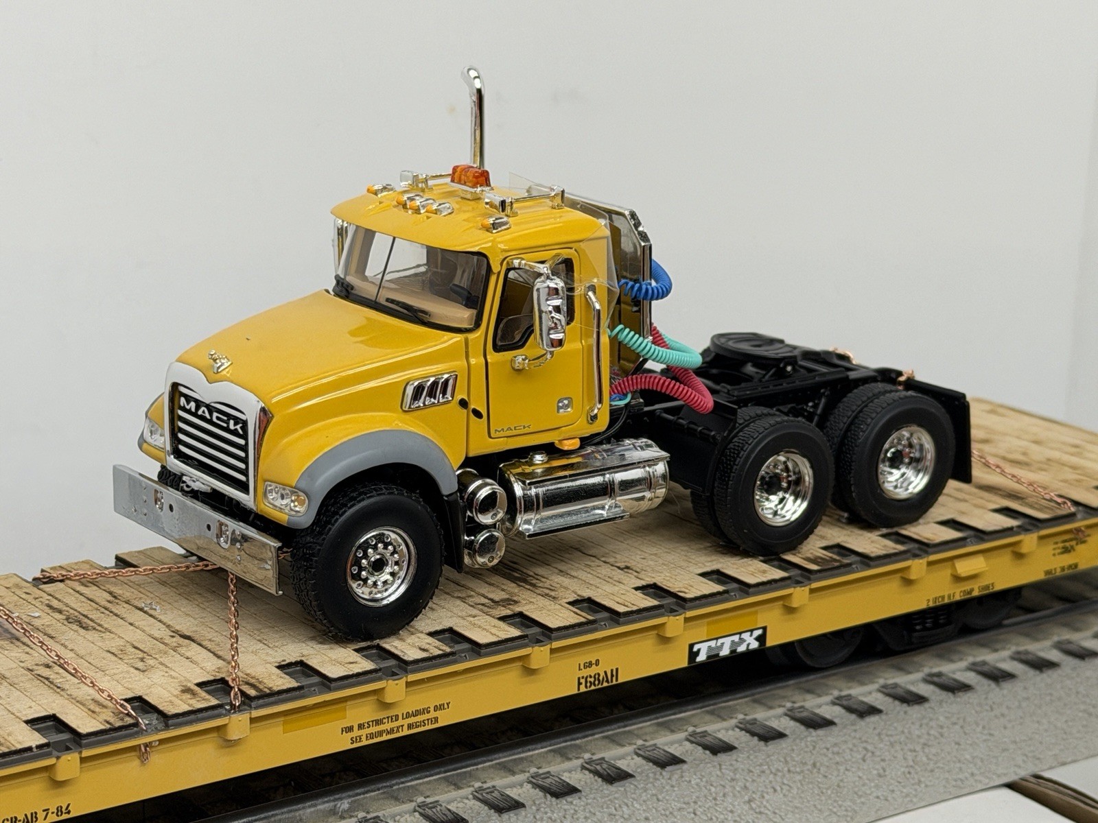 ATLAS O 3 rail TTMX 81119 CUSTOM 68’ w/2 MACK GRANITE Road Tractors Ralphstrains