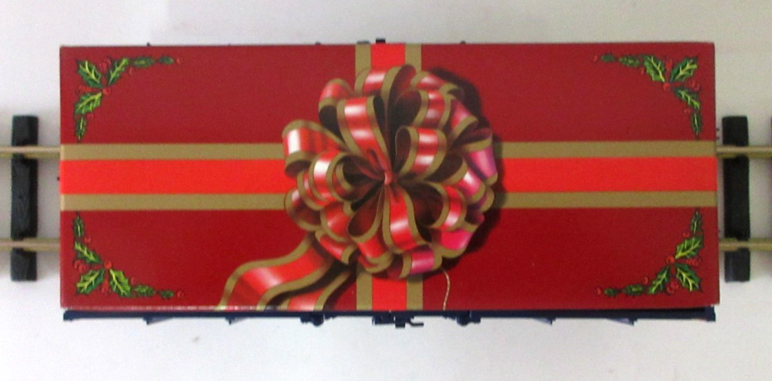 LGB 42210 CHRISTMAS BLUE GONDLA w/ RED PRESENT