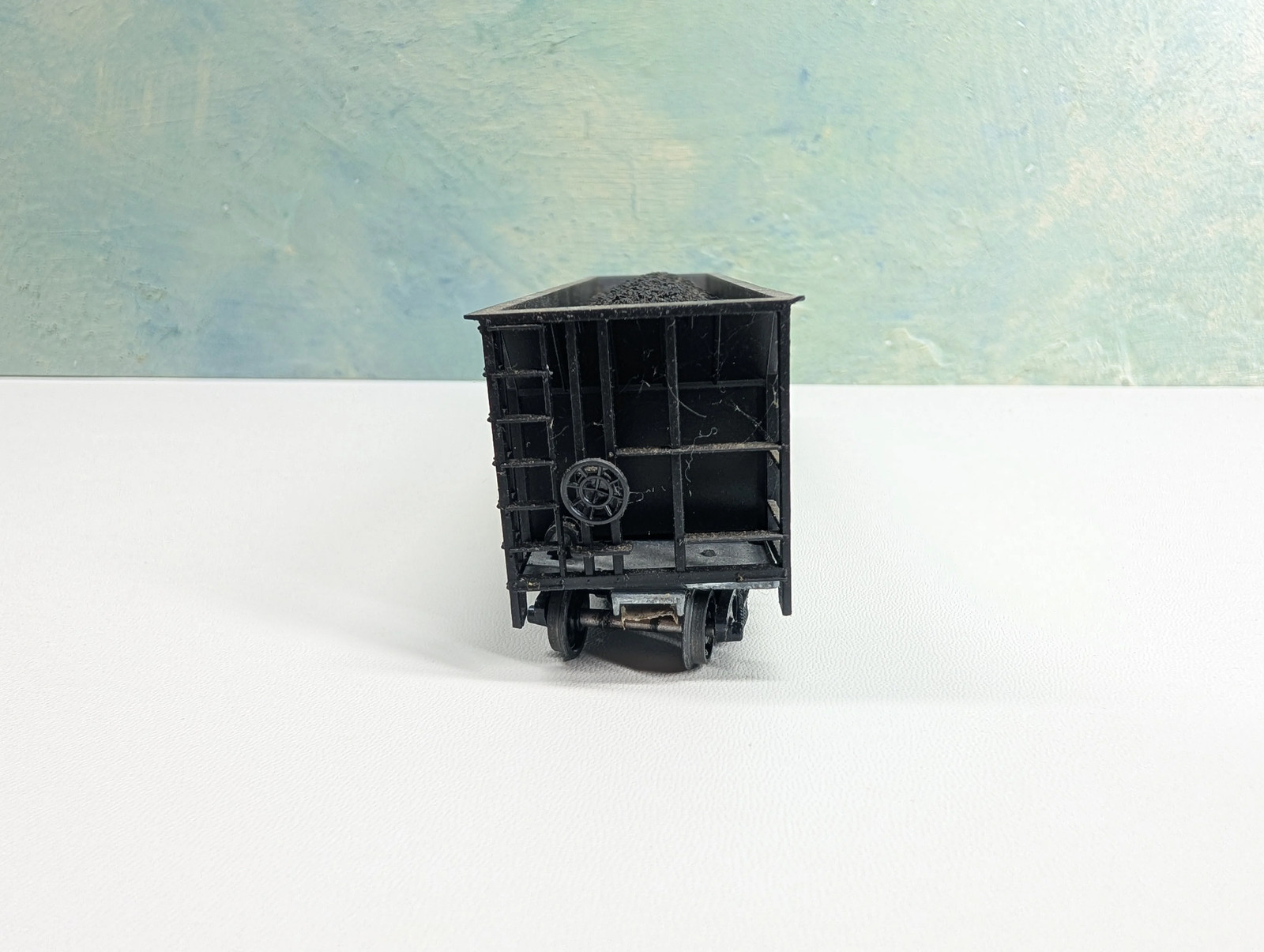 Roundhouse HO Scale Rapid Discharge Hopper w/ Coal Load Seaboard System #684443