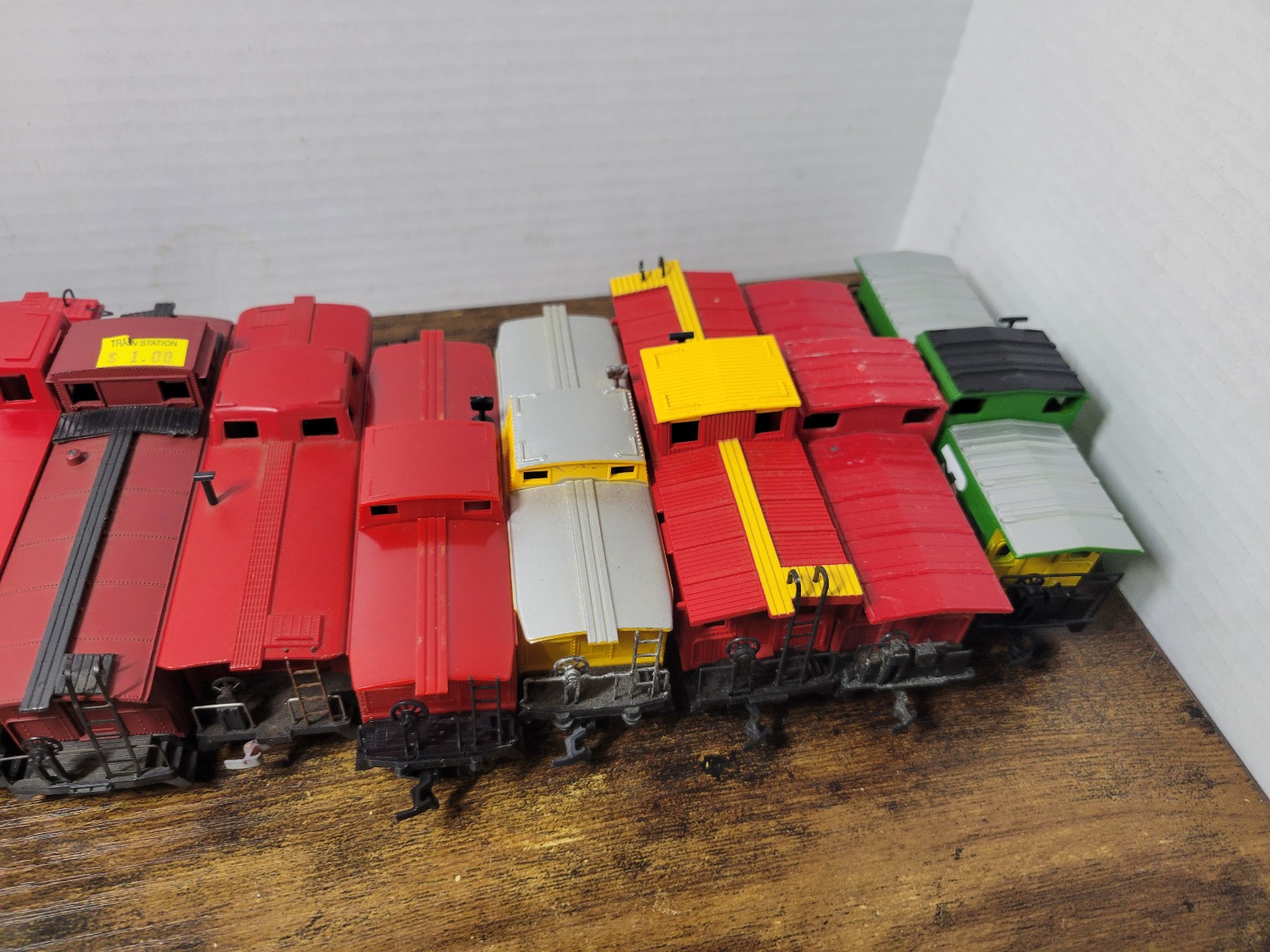 HO Scale Lot of 13 Caboose Mixed Lot Various Conditions + 2 Cars Lot of 15