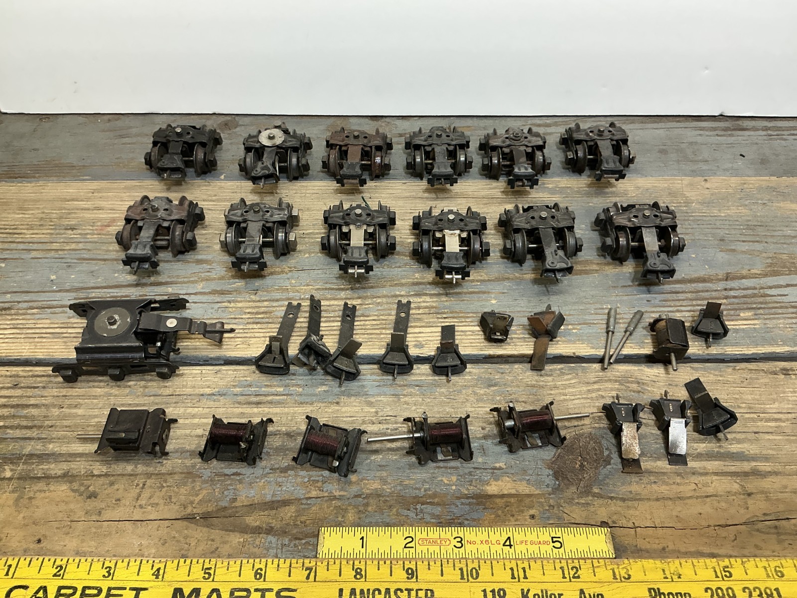 PREWAR LIONEL O GAUGE FREIGHT TRUCKS LOT WITH PARTS AND PIECES INCLUDED