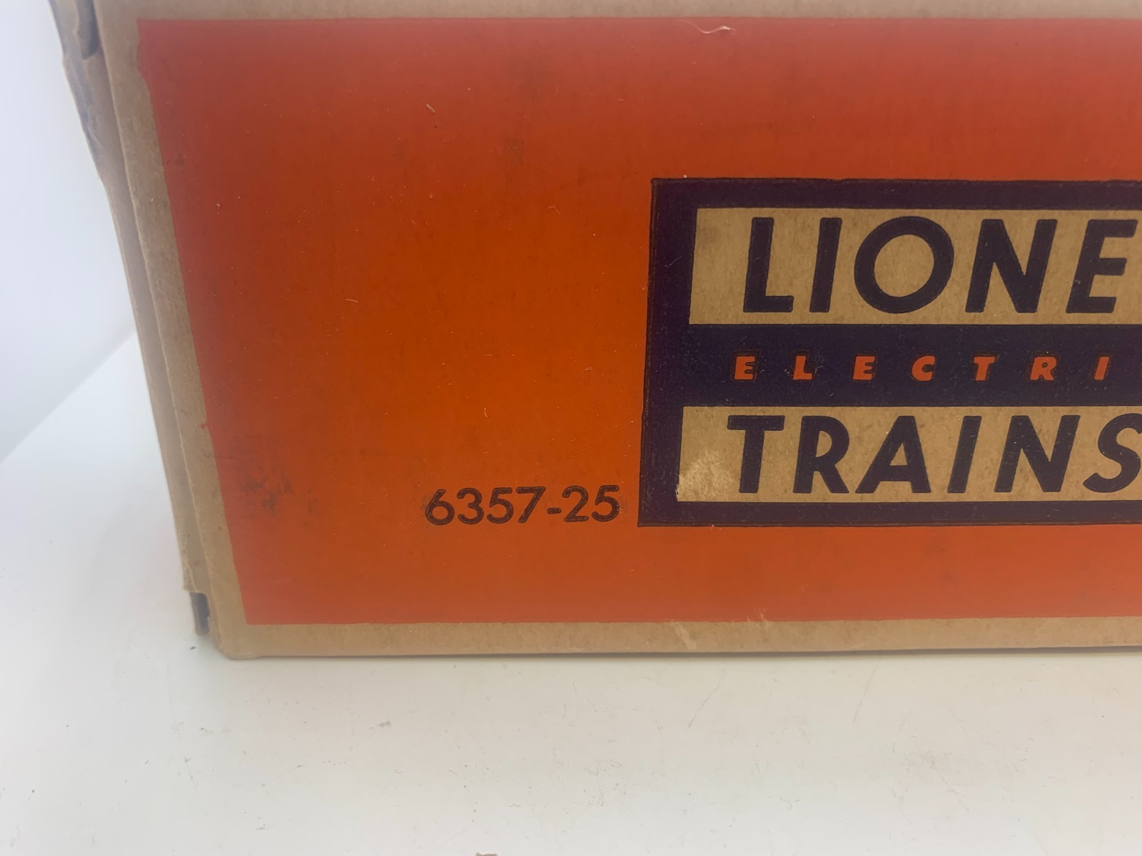 Postwar LIONEL LINES #6357-25 Maroon / Black Smokestack LIGHTED CABOOSE / BOX