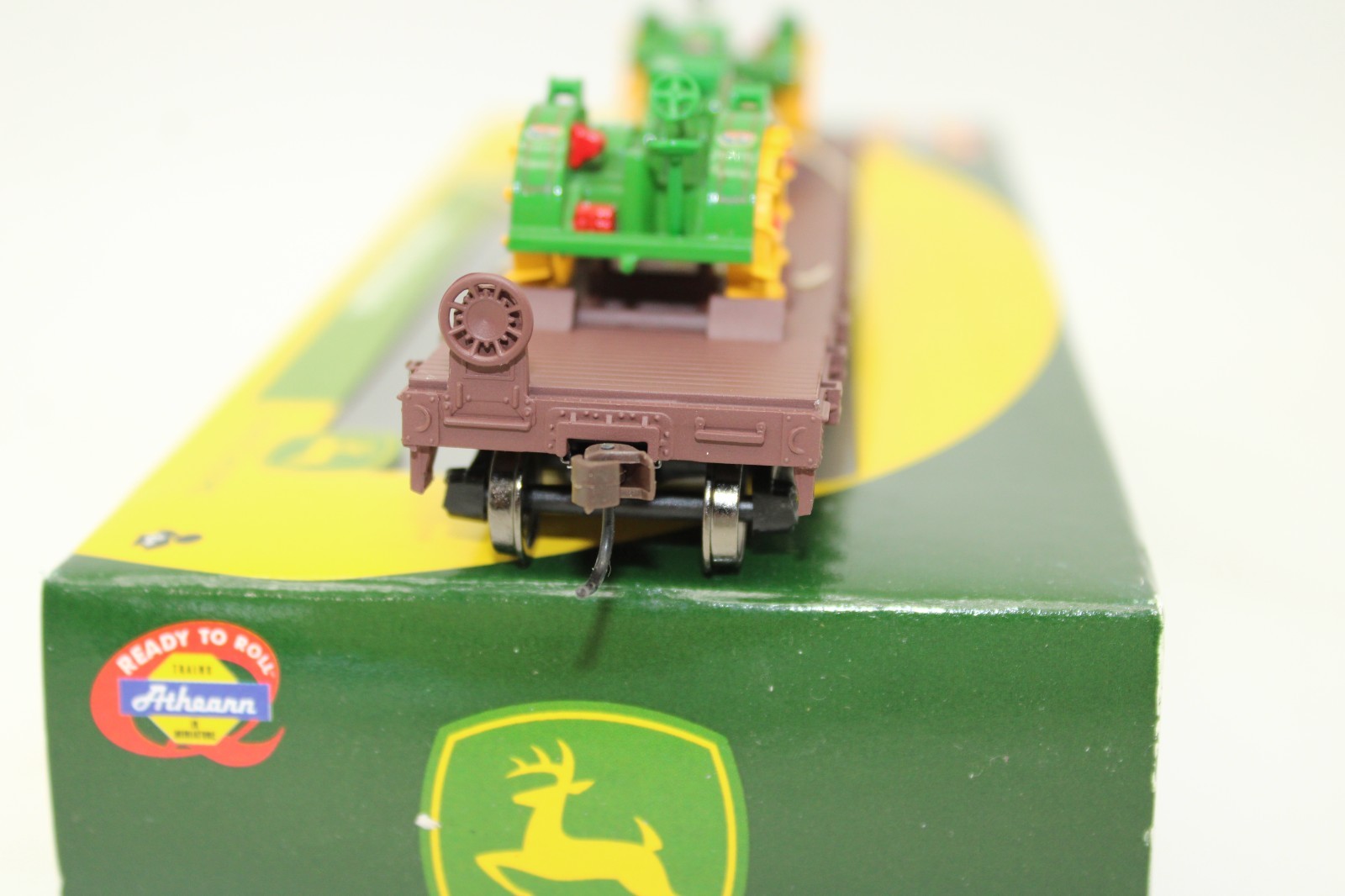 Athearn HO Scale CB&Q Burlington 40′ Flat Car John Deere Waterloo Boy Tractors