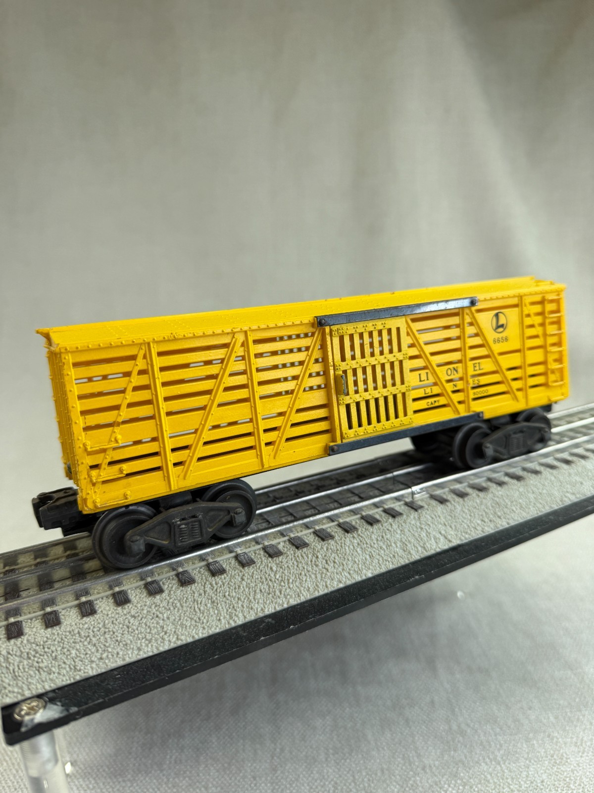 Lionel Train Yellow 6656 Slat Wall Stock Cattle Car
