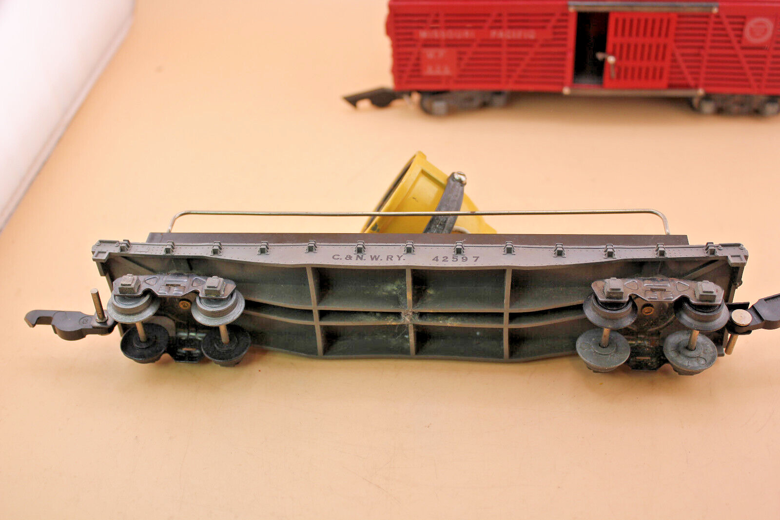 4 AMERICAN FLYER S GAUGE FREIGHT CARS 634 SEARCH LIGHT, 716 SIDE DUMP, 629 630
