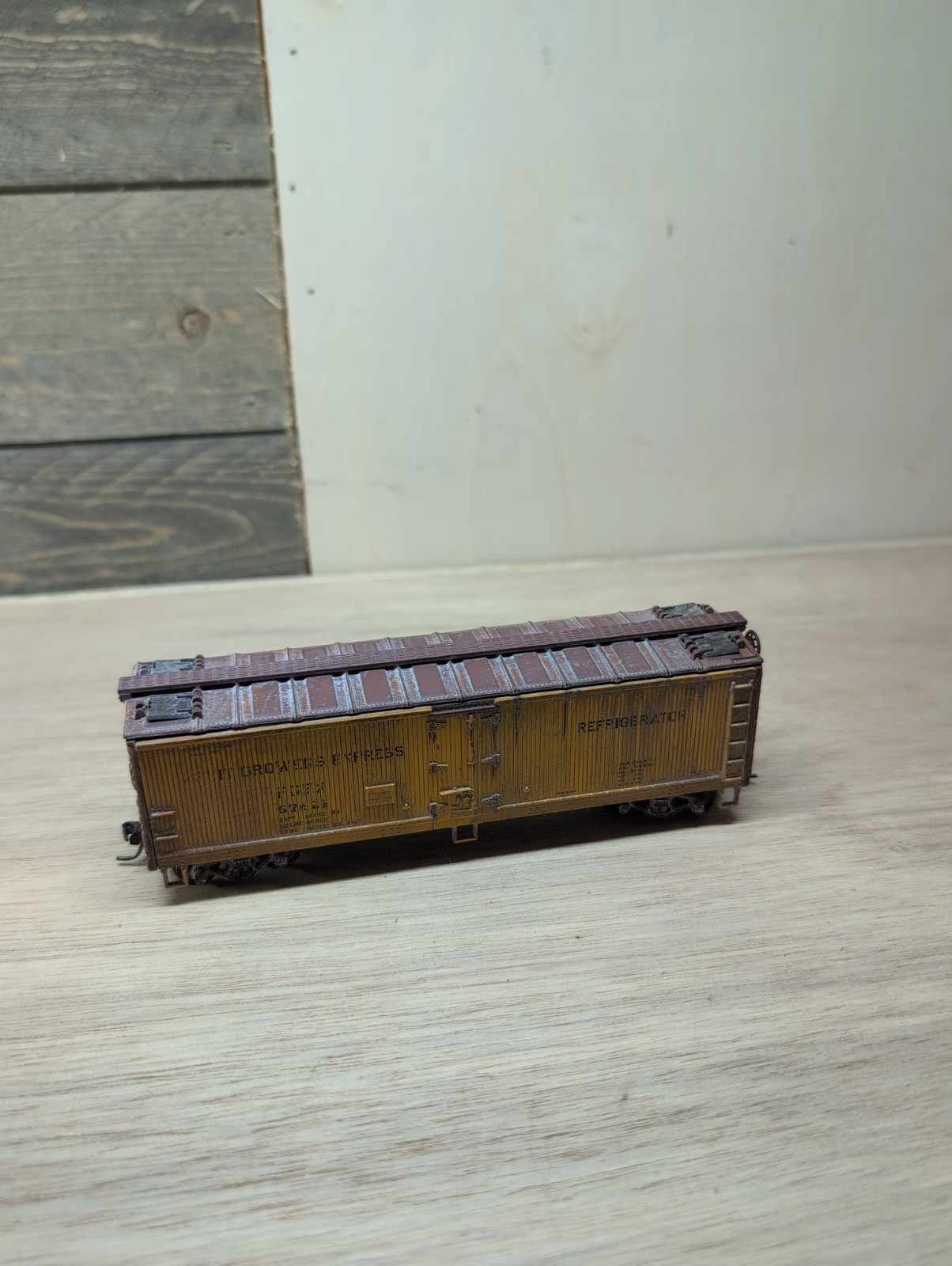 HO Scale ATH Fruit Growers Express 40′ Wood Reefer – 0244