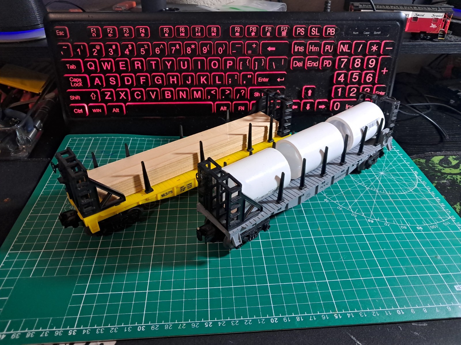 A Pair Of LIONEL O-27 Bulkend Flatcars With Loads, Freight, O Gauge