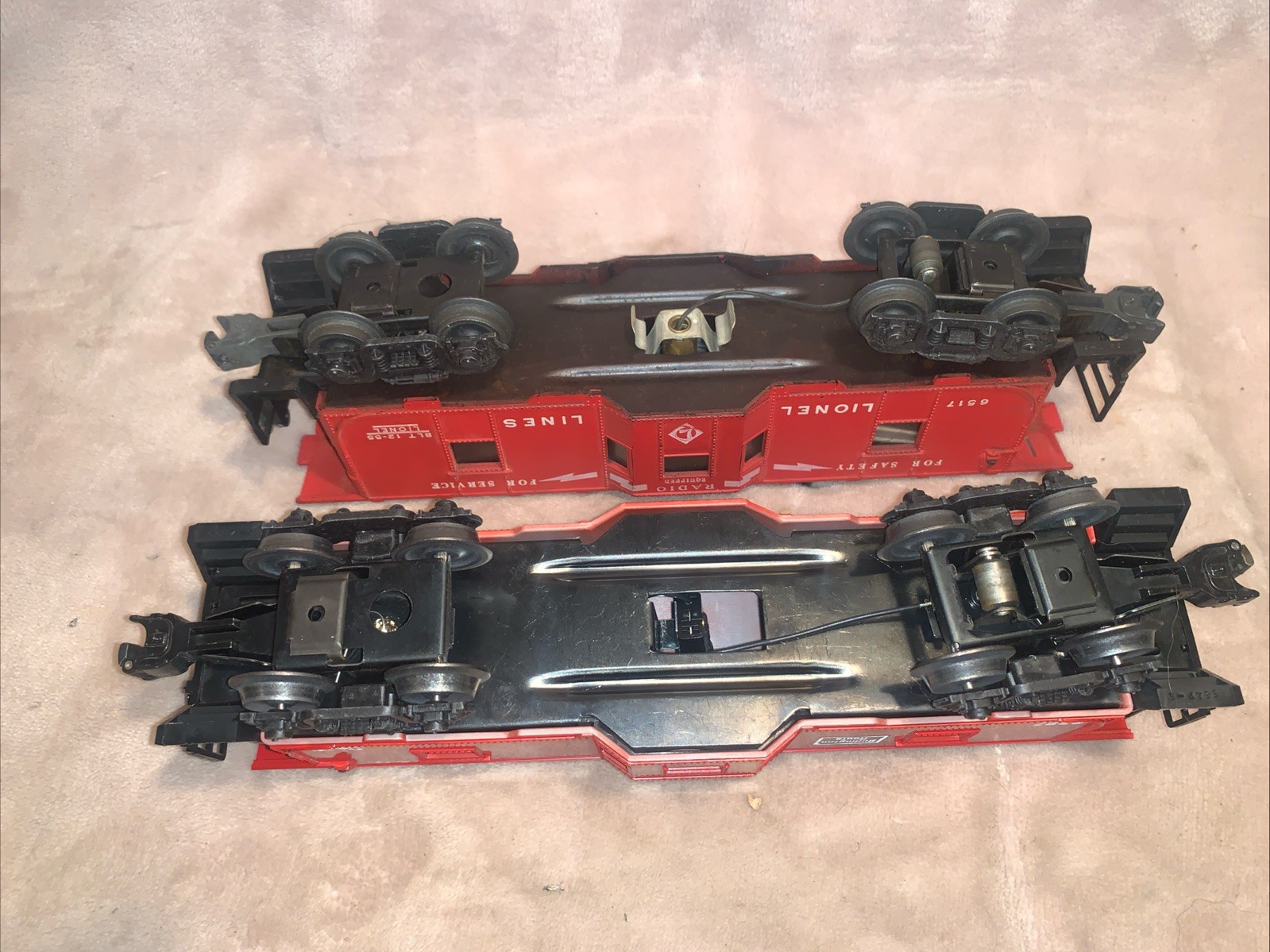 2 Lionel O-GAUGE Lighted Bay Window Caboose 6517 /1955 & 9387 / 1981 C6 & C7