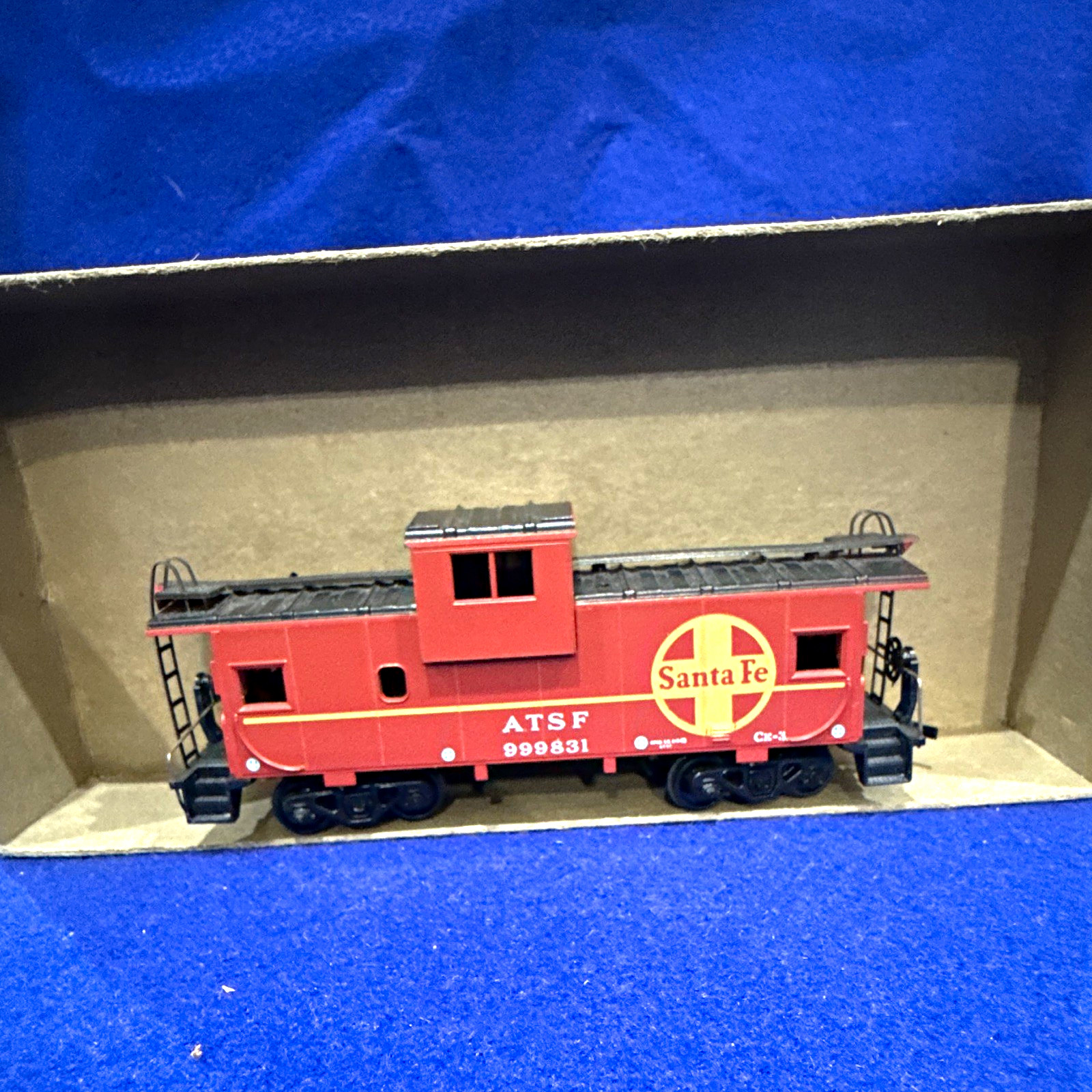 Athearn HO Santa Fe Red/Black/Yellow Wide Vision Caboose Analog MPN 5357