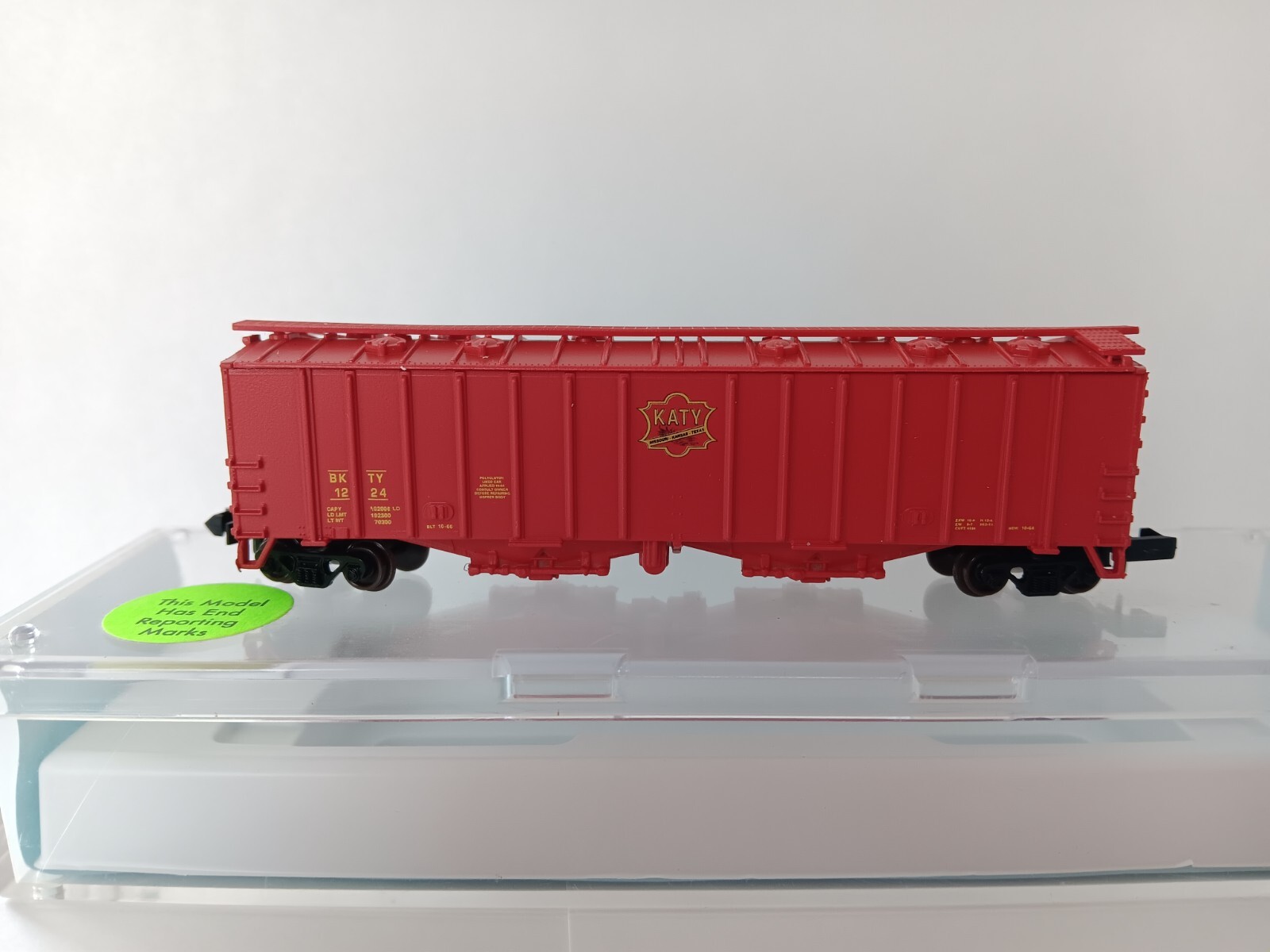 JnJ Trains N Scale RTR #9802 MKT 50′ 2 BAY AS RED/BKTY W/Case