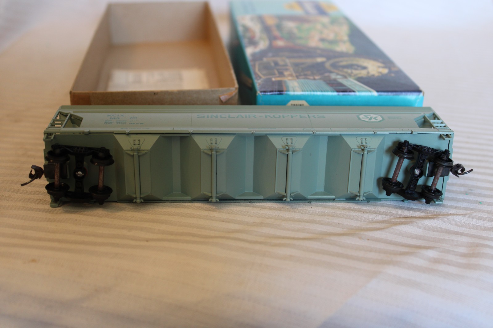 HO Scale Athearn, 55′ Center Flow Hopper, Sinclair-Koppers, Blue, #143 – 1924