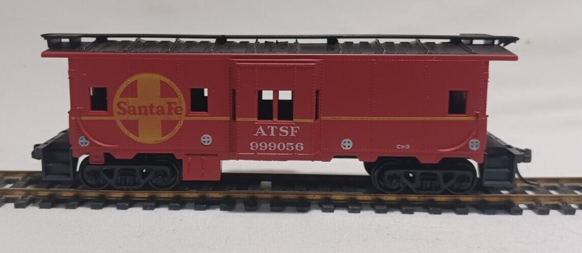 HO SCALE ATHEARN 1286 SANTA FE Bay Window Caboose #999056 Partially Built-up !