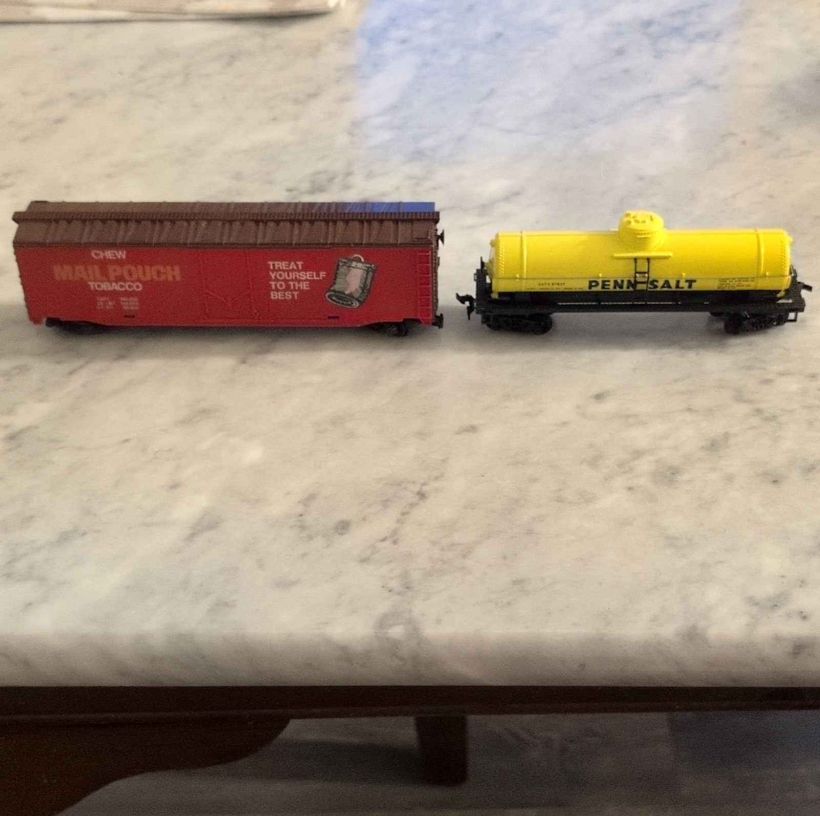 HO Scale Mail Pouch Box Car & Penn Salt Tank Car Red Yellow Black Plastic