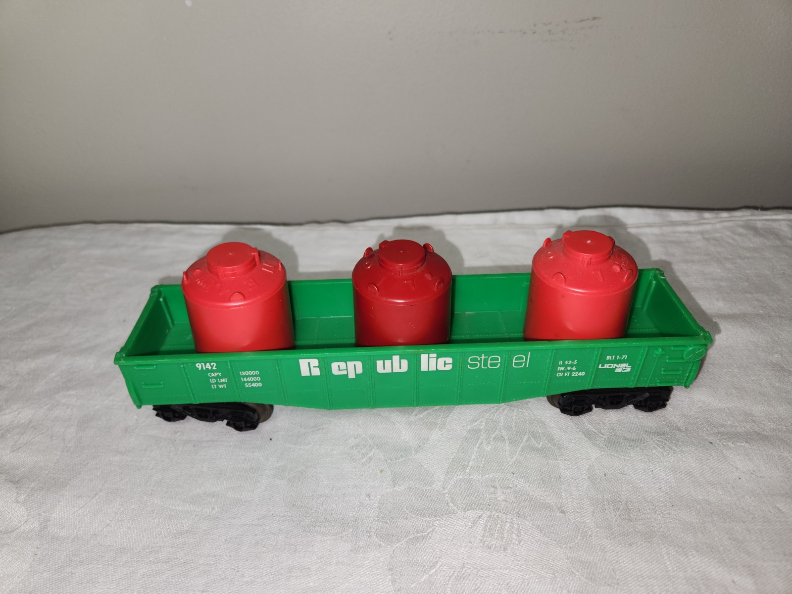Vintage Lionel O27 Freight Flat Cat Lot with Load Plastic Republic Steel Penn