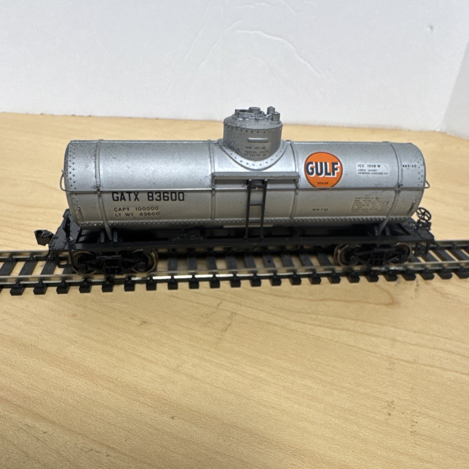Walthers GATX 83600 HO Scale Gulf Oil Tank Car Silver/Black/Orange 3-Rail