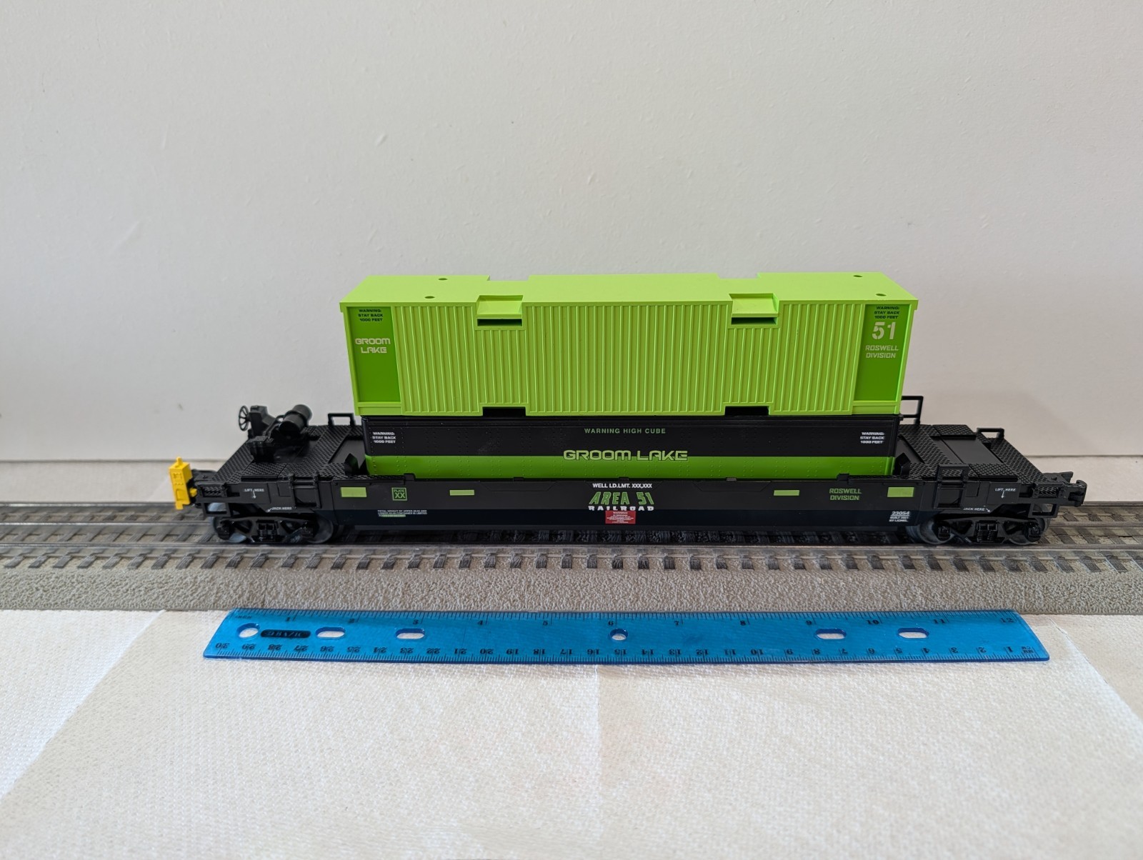 LIONEL AREA 51 ALIEN MAXI-STACK O GAUGE TRAIN CAR 2 CONTAINER USED NO BOX
