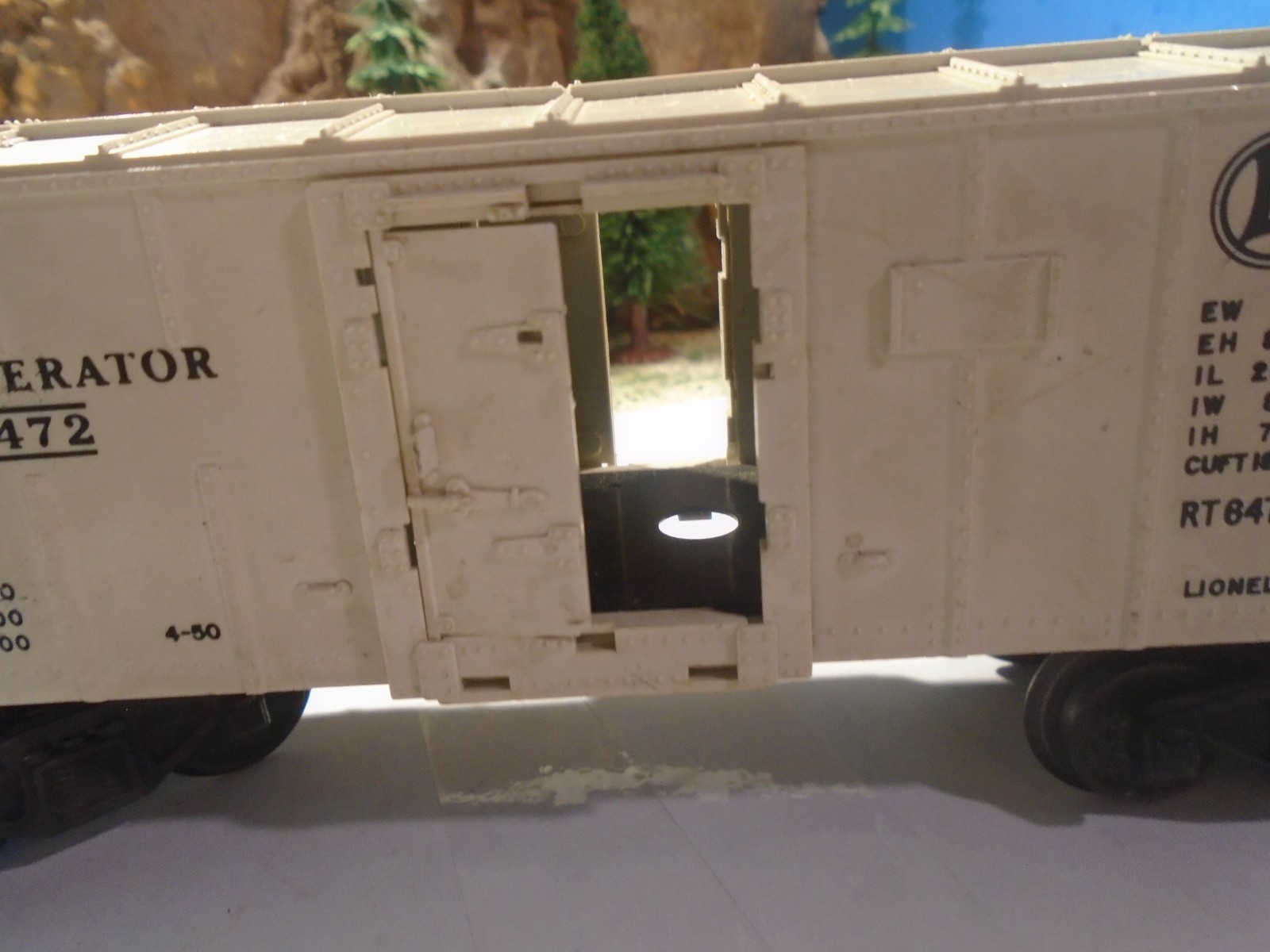 LIONEL O & 027 REFRIGERATOR REEFER No 6472, MISSING 2 HALF DOORS 5-179-5
