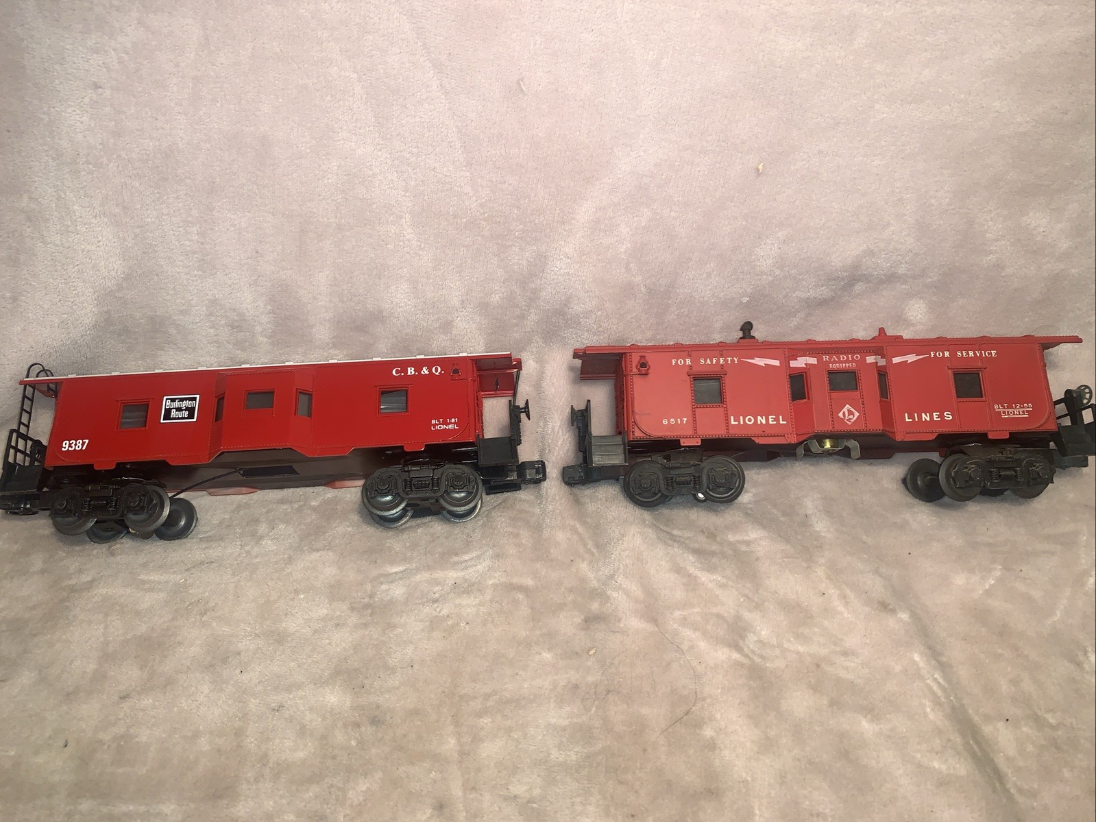 2 Lionel O-GAUGE Lighted Bay Window Caboose 6517 /1955 & 9387 / 1981 C6 & C7