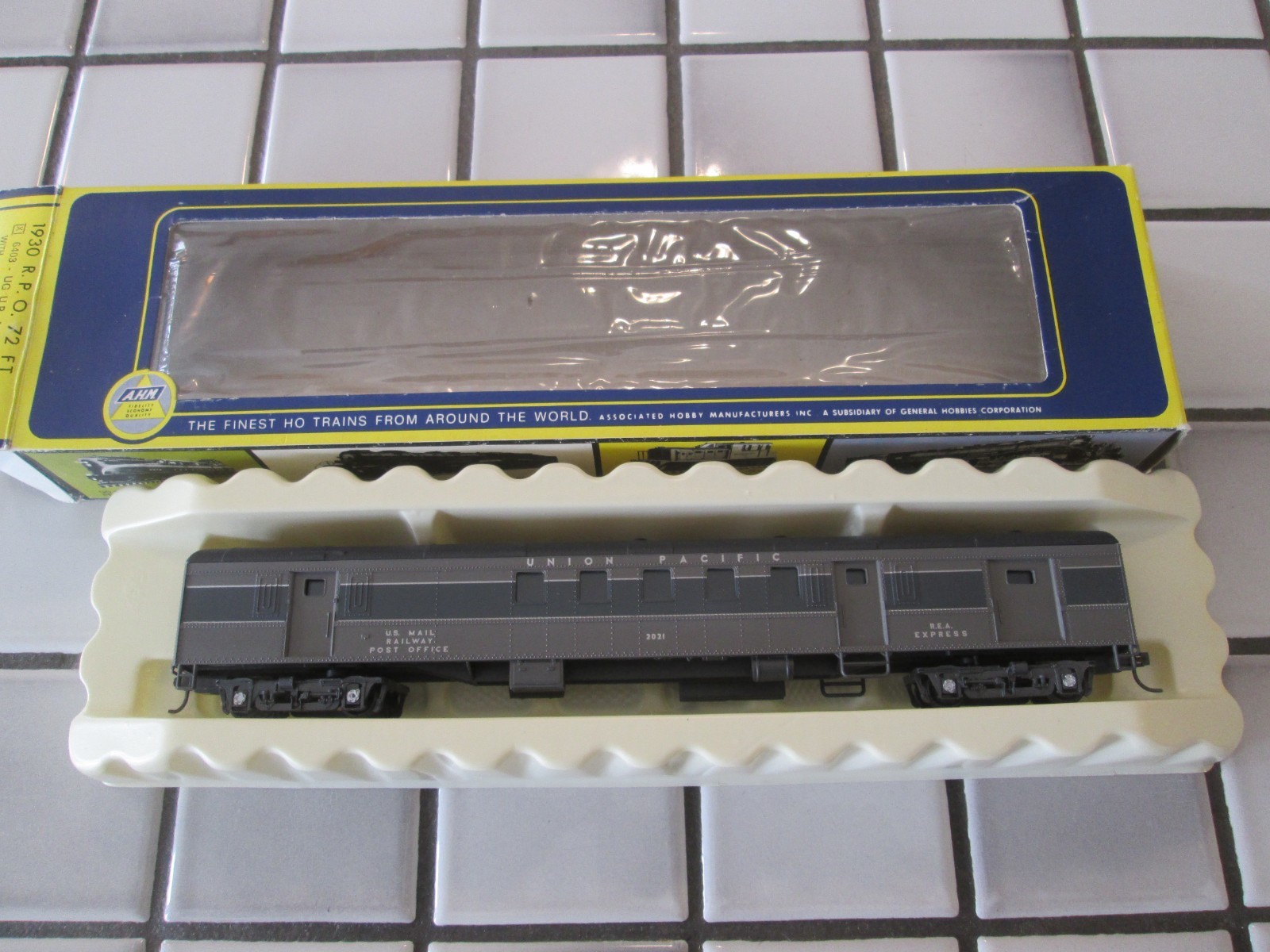 AHM/rivarossi UNION PACIFIC RPO overland gray passenger car HO scale