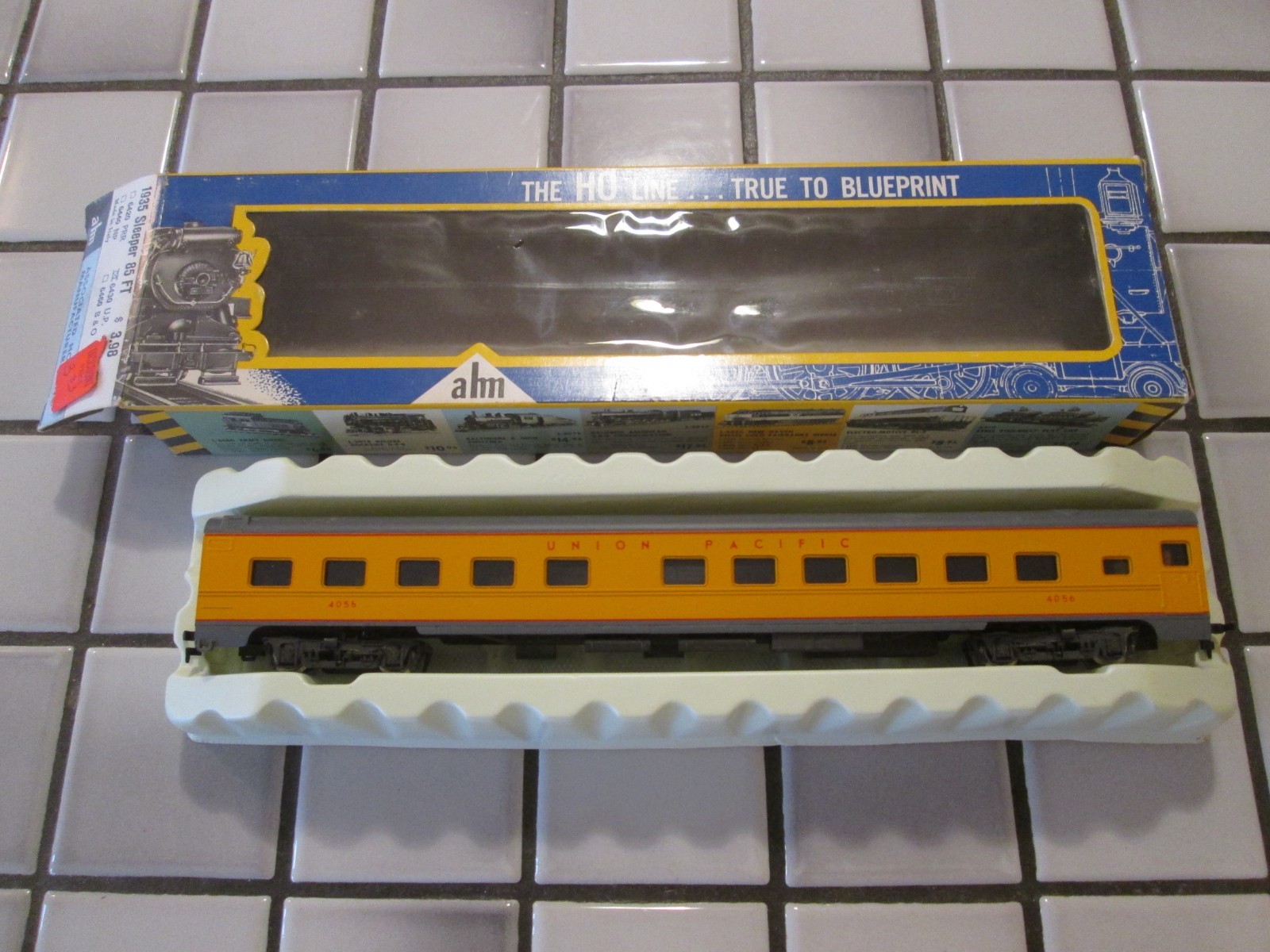 AHM/rivarossi UNION PACIFIC passenger car HO scale