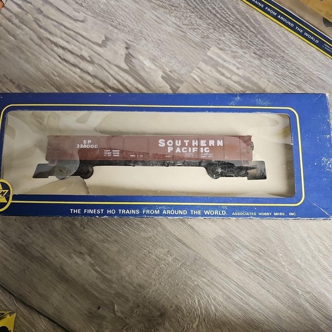 Mixed Lot of Six Vintage HO Scale Train Cars, Locamotive Track And Transformer
