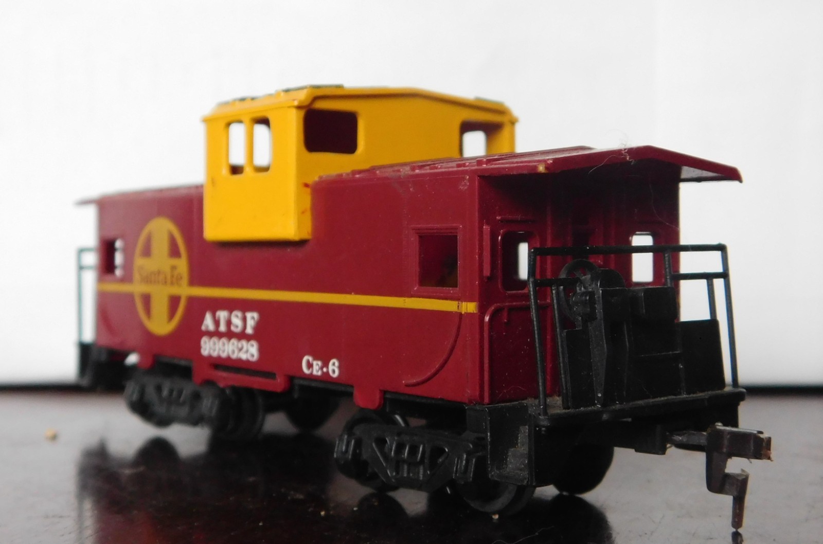 Bachmann Local-Only-Caboose ~ SANTA FE ~ Rd# ATSF 999628 – HO