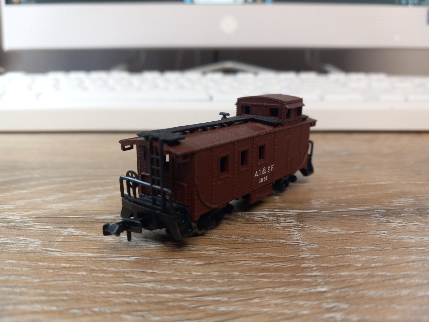 UNKNOWN MAKE. N SCALE. CABOOSE, AT & SF. W/METAL WHEELS. FREE SHIPPING