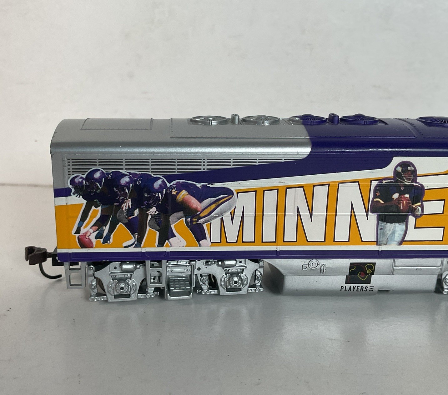 Hawthorne Village HO Diesel Engine | Booster | Minnesota Vikings | Holiday Train