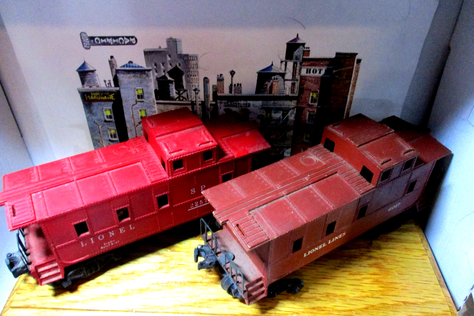 (2) VINTAGE Lionel O GAUGE CABOOSES-#6017 Brown & Red #2257