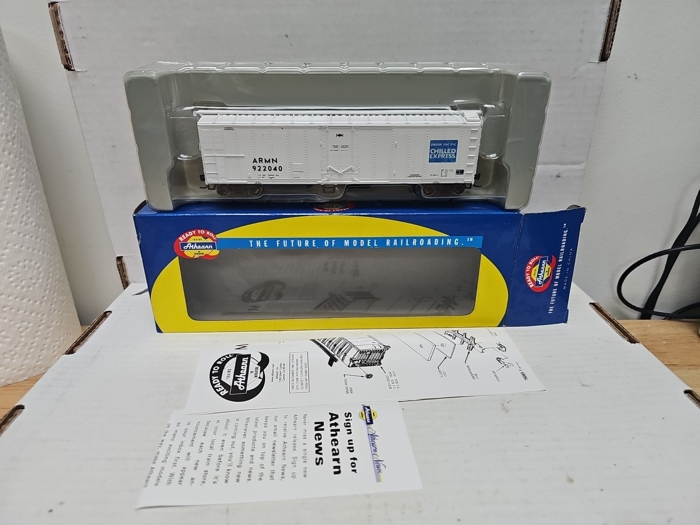Athearn 75461 ARMN Chilled Express 60′ Smott Side Mech Reefer #902040.