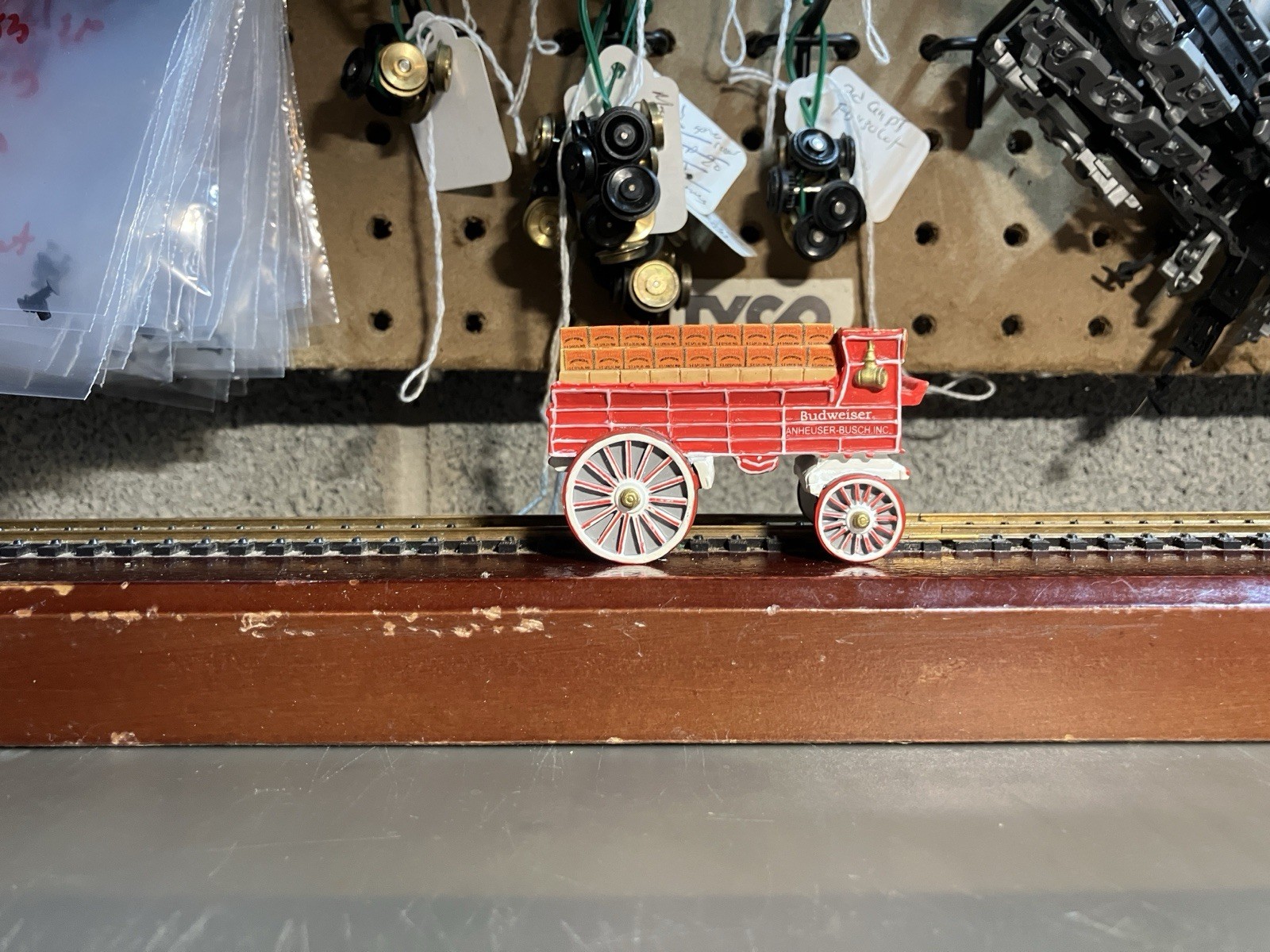 Bachmann ON30 Hawthorne Village Flat Car Beer Cart