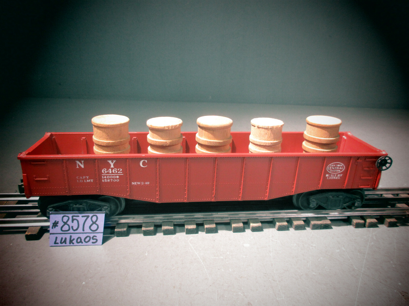 Lionel – 6462 RED Gondola EX Condition WITH 5 BARRELS.
