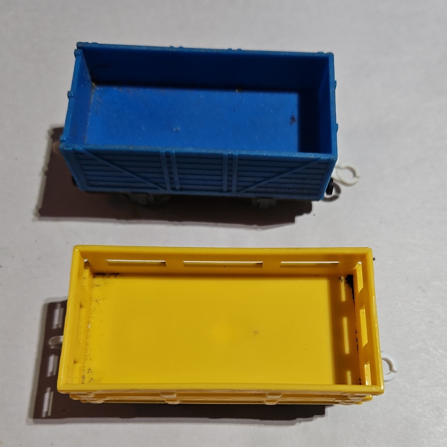 2x HO Scale Plastic Gondola Freight Cars Blue/Yellow Unmarked Analog Ready-to-Go