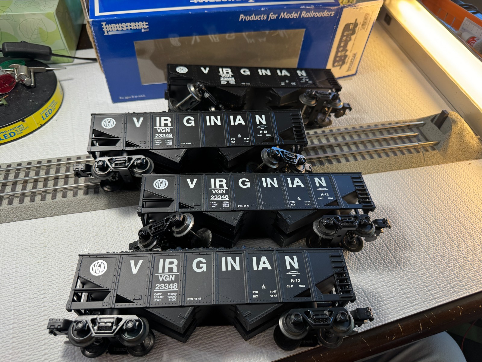 🚂O SCALE- INDUSTRIAL RAIL – SET OF 4 – VIRGINIAN HOPPER WITH COAL LOAD ⚡ L2389