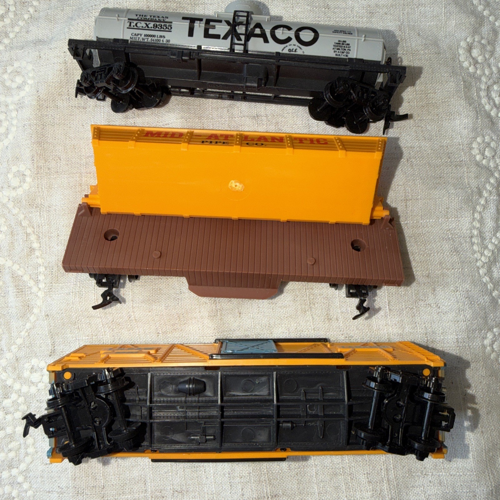 Lot of 3 HO Scale Train Cars: Texaco, Mid-Atlantic Pipe Co, Laramie LNP&W EUC