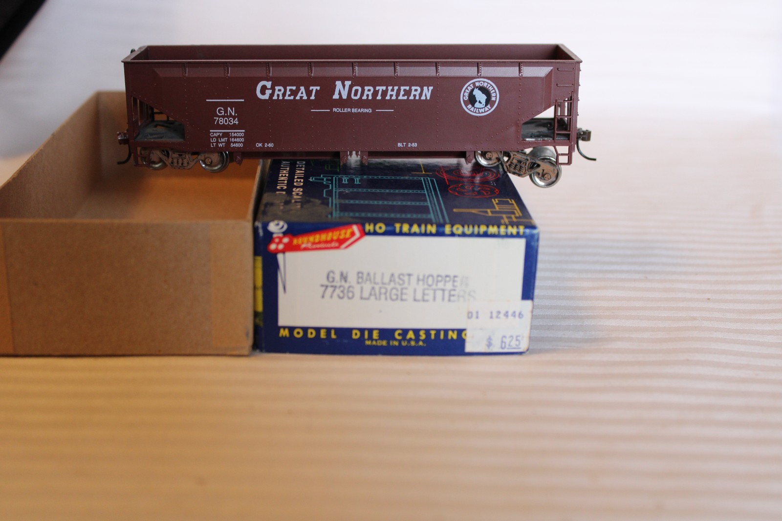 HO Scale Roundhouse, Ballast Car Hopper, Great Northern, Brown #78034 – 7736