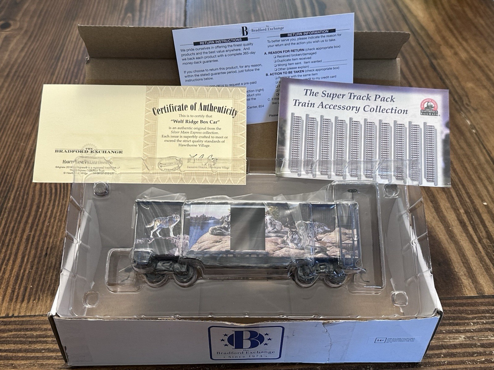 Bradford Exchange HO Scale Silver Moon LSBX Box Car Wolf Theme Hawthorne Village