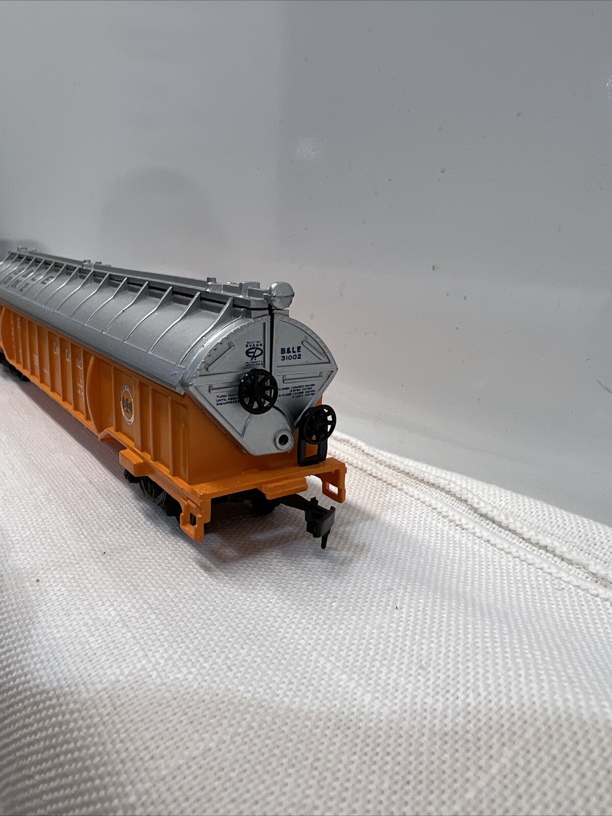 Bachmann Coil Coach B&LE 31002 Orange Silver HO Scale Train Car Horn Hook