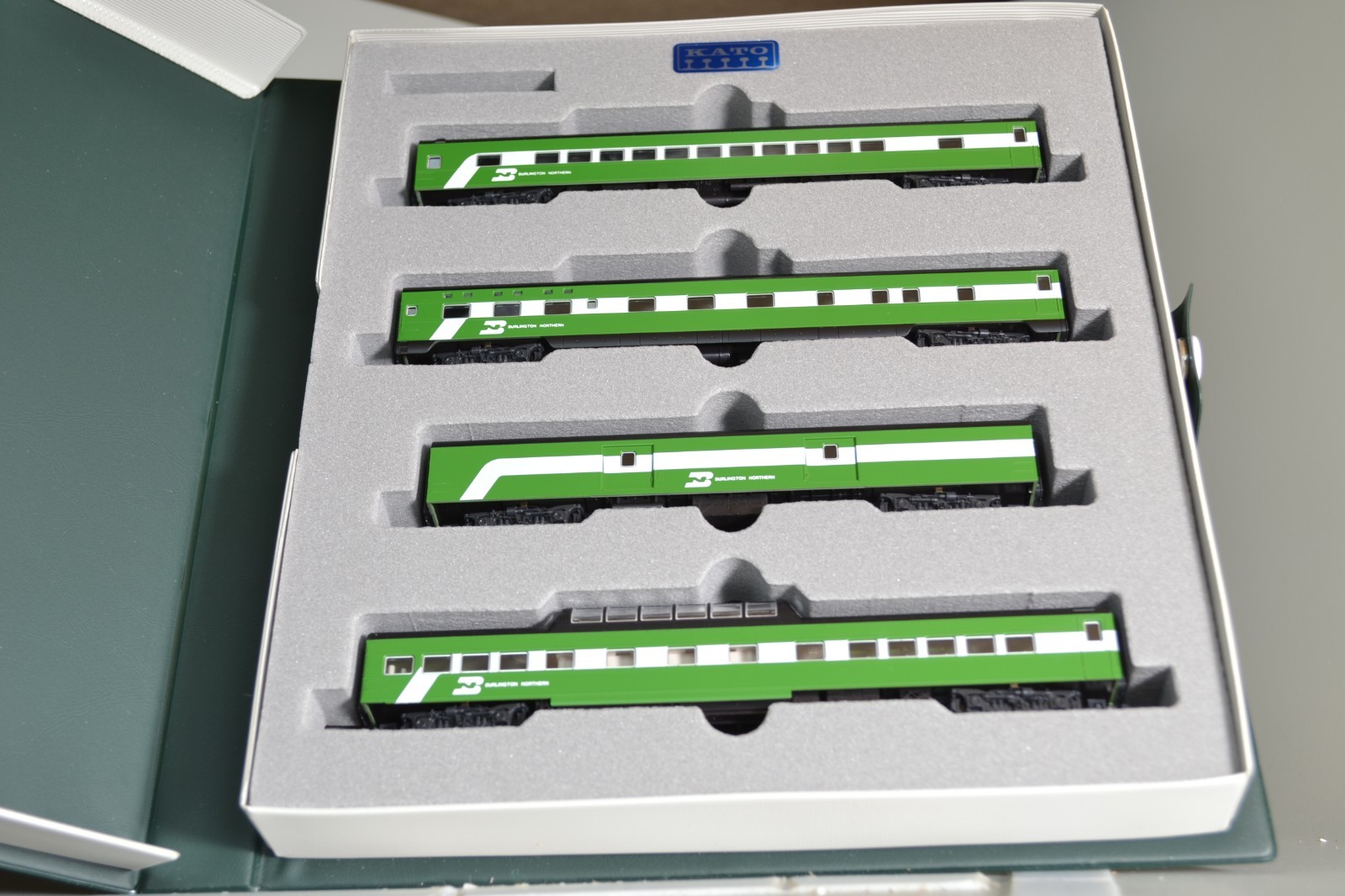 96033 N Scale KATO BN BURLINGTON NORTHERN 4 CAR SET