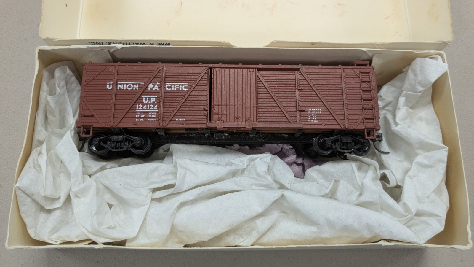 Walthers 932-2657 Union Pacific, 40′ SS Wood Box w/Braced Ends, UP #124124