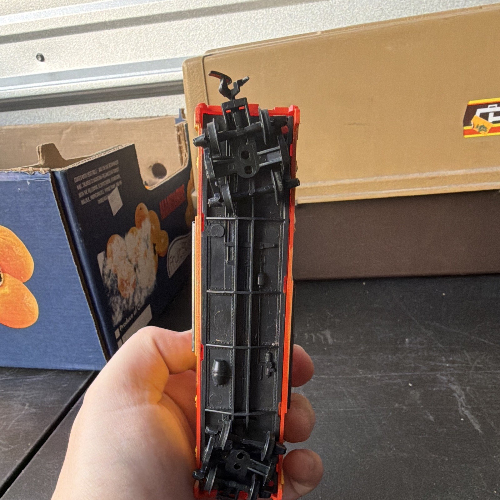 TYCO HO Gauge KC Dubango Box Car Analog MPN 40384 Yellow/Red/Black