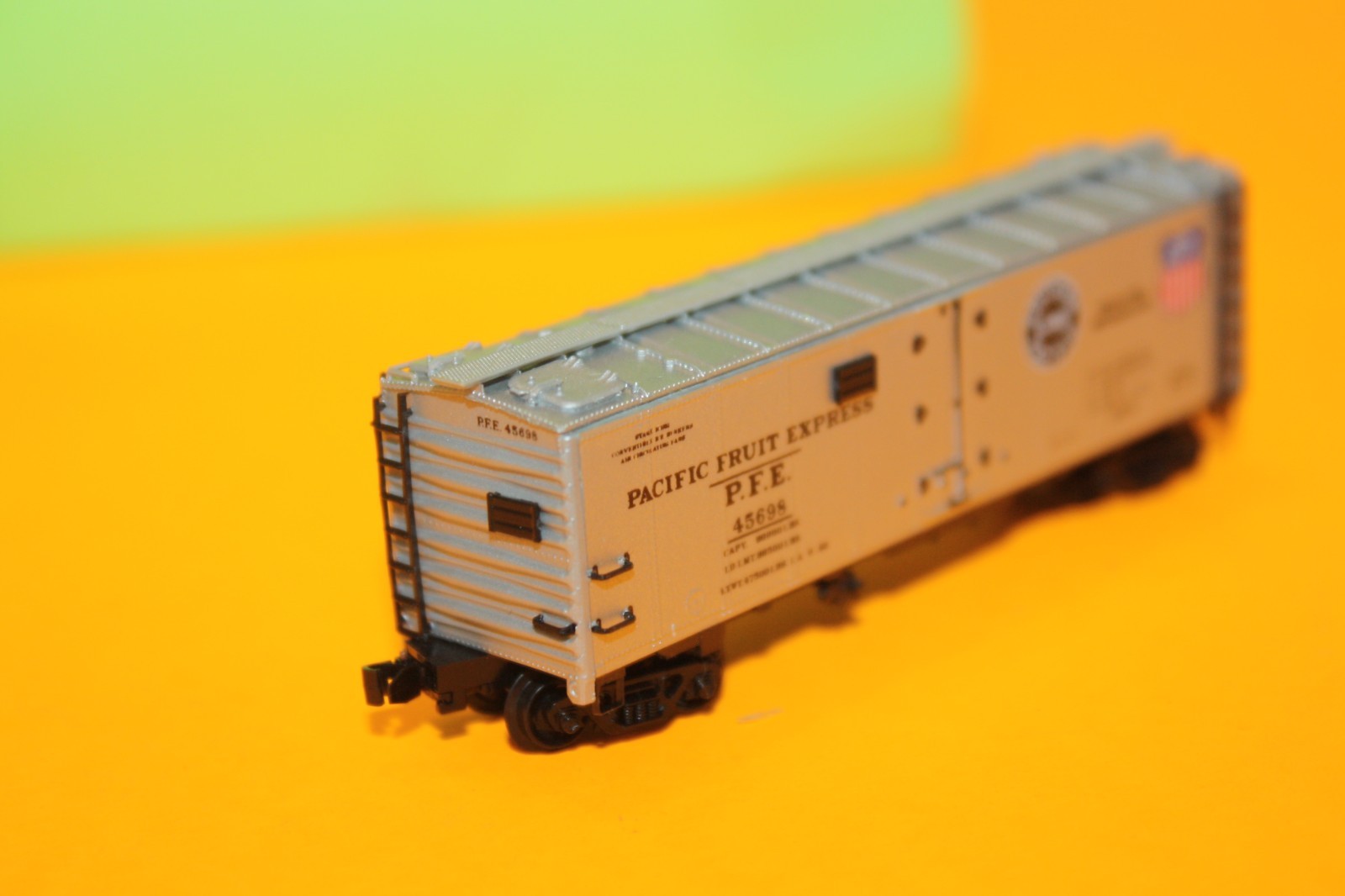 N Scale* Intermountain Railways Co. Pacific Fruit Express car & L & N Flat car