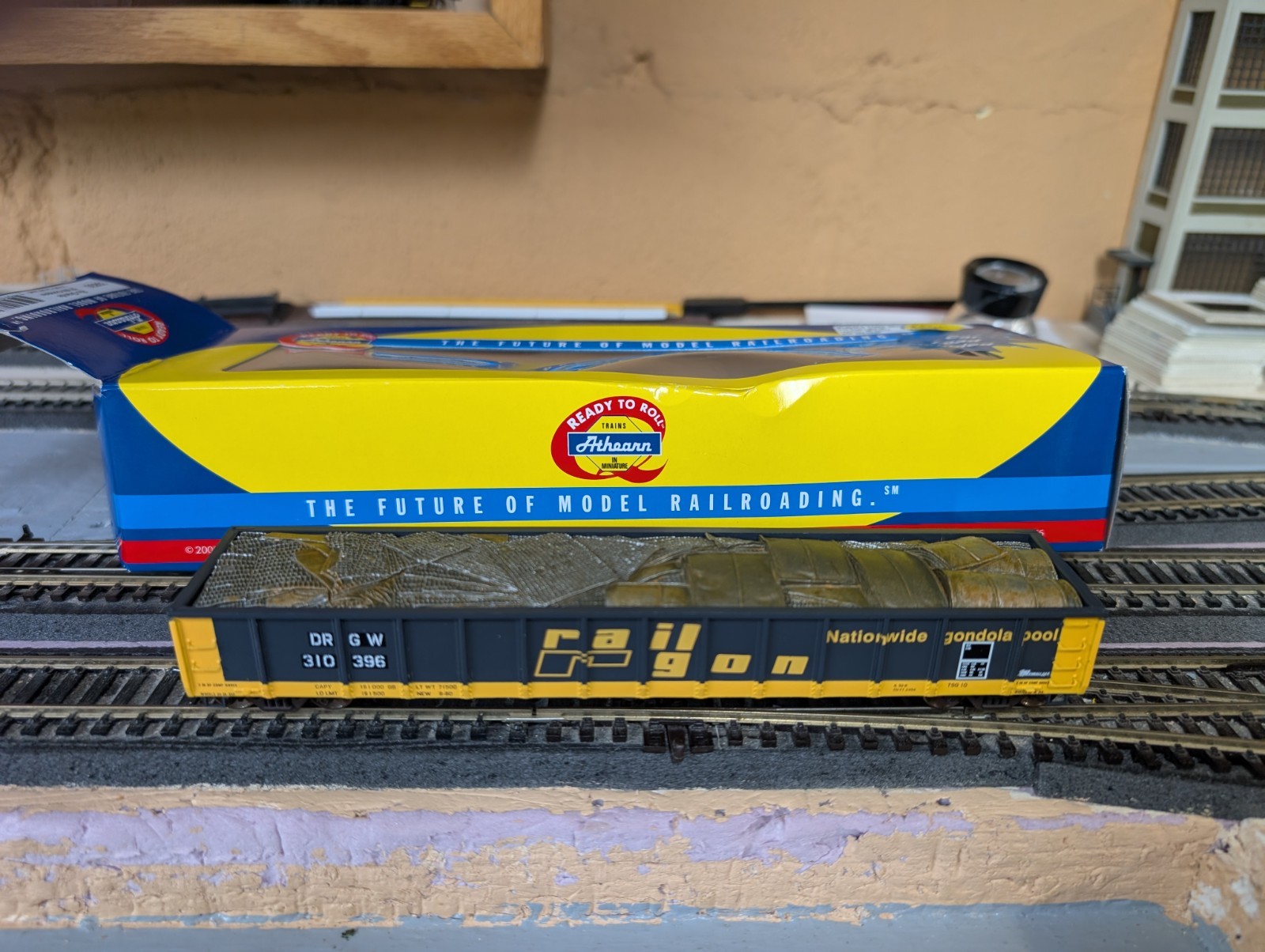 KO ATHEARN RTR 52′ MILL GONDOLA: DRGW RIO GRANDE #310396 PATCHED RAILGON #92830