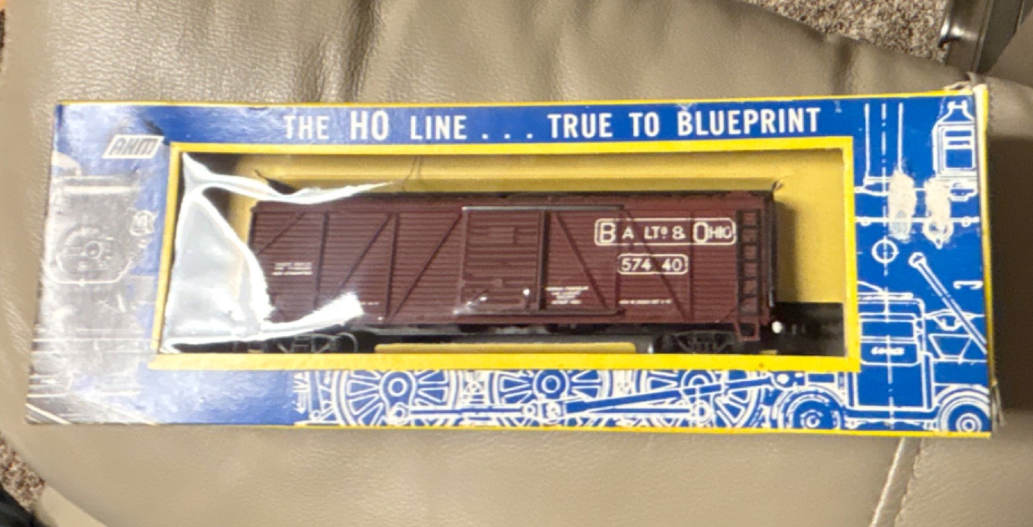 AHM HO Gauge Wood Sheathed Box Car B&O 5239 C Brown Ready to Go/Pre-built