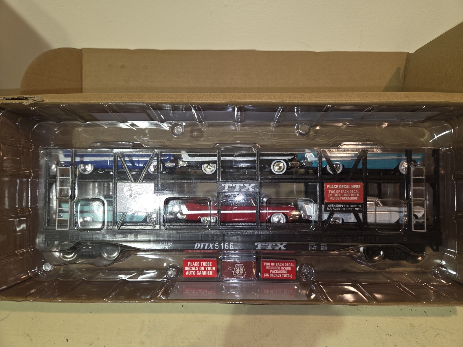O Gauge 14-3/4″ Auto Carrier w/ 6 Die-Cast 1958 Plymouth Fury Cars DISTRESSED