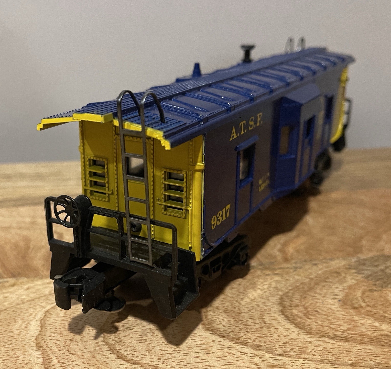 Lionel O & 027 Gauge A.T.S.F. Fright Carrier Caboose 6-9323.