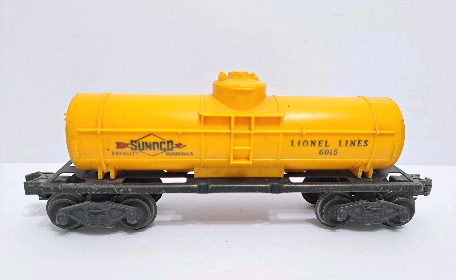 Vintage Lionel Postwar #6015 Yellow Sunoco Single Dome Tank Car