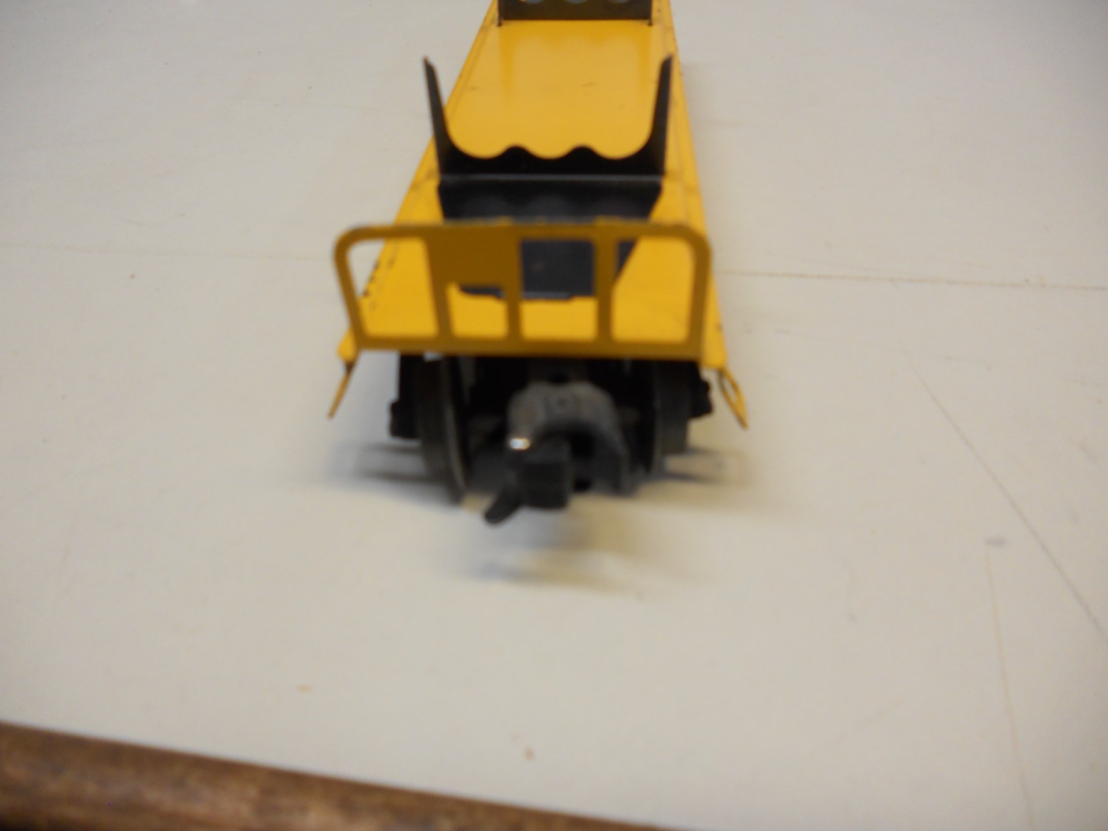 6121 Lionel – O Gauge – Flatcar Yellow Pressed Steel or 6111 with 5 logs