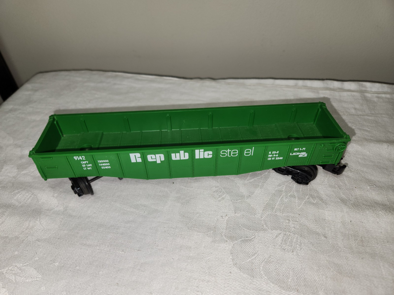 Vintage Lionel O27 Freight Flat Cat Lot with Load Plastic Republic Steel Penn